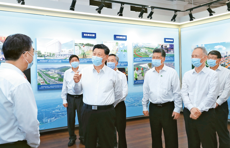 2020年10月12日至13日,中共中央总书记、国家主席、中央军委主席习近平在广东考察。这是13日下午,习近平在汕头市小公园开埠区汕头开埠文化陈列馆考察,了解汕头开埠历史、经济特区发展成就及下一步发展规划情况。新华社记者 鞠鹏/摄